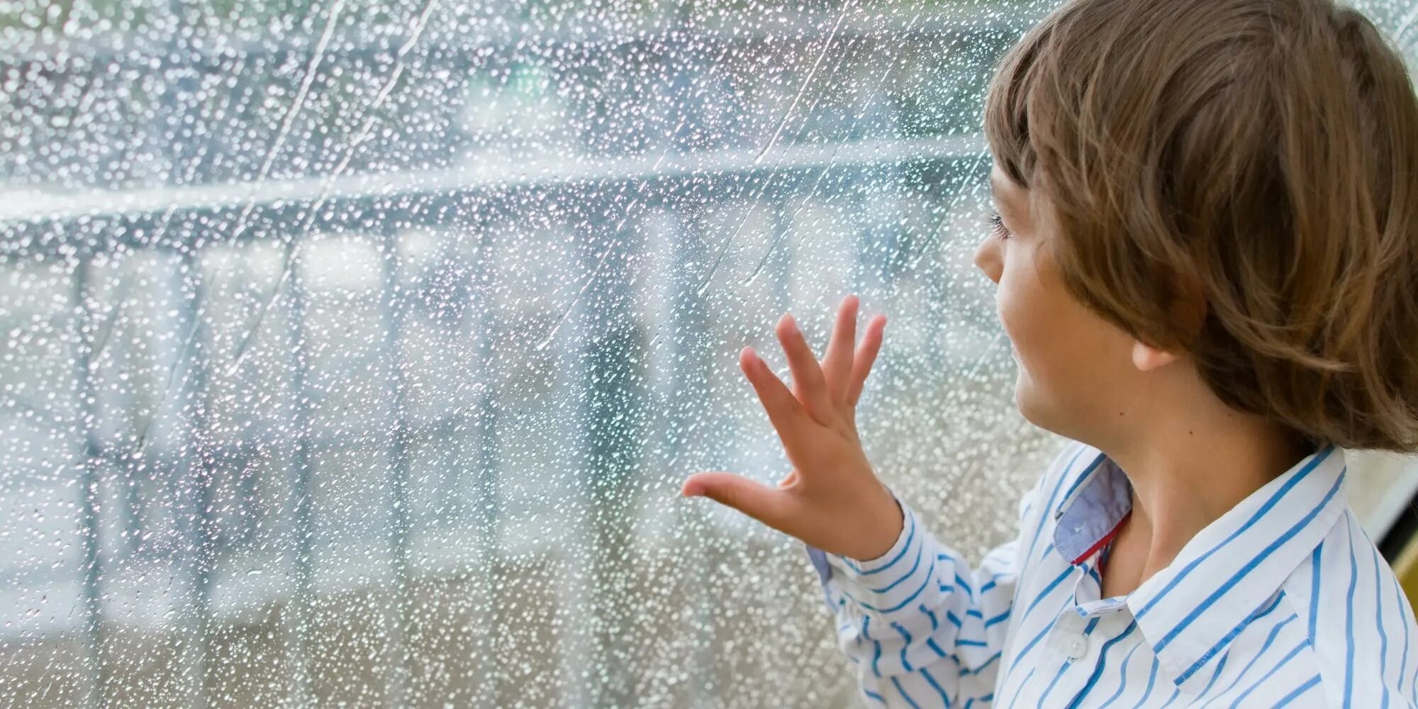 Wasn t raining. Ребенок дождь окно. Наблюдение за дождем. Наблюдение за дождем из окна. Ребенок за окном дождь.