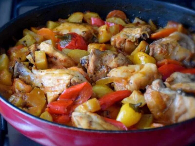 Овощное рагу с курицей в духовке. Овощное рагу с куриной грудкой. Рагу с курицей в духовке рецепт. Рагу с курицей в духовке рецепт. Куриная грудка тушеная с овощами.