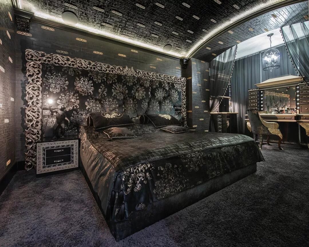 Черная спальня. Спальня в готическом стиле. Шикарная мужская спальня. Спальня в темном стиле.