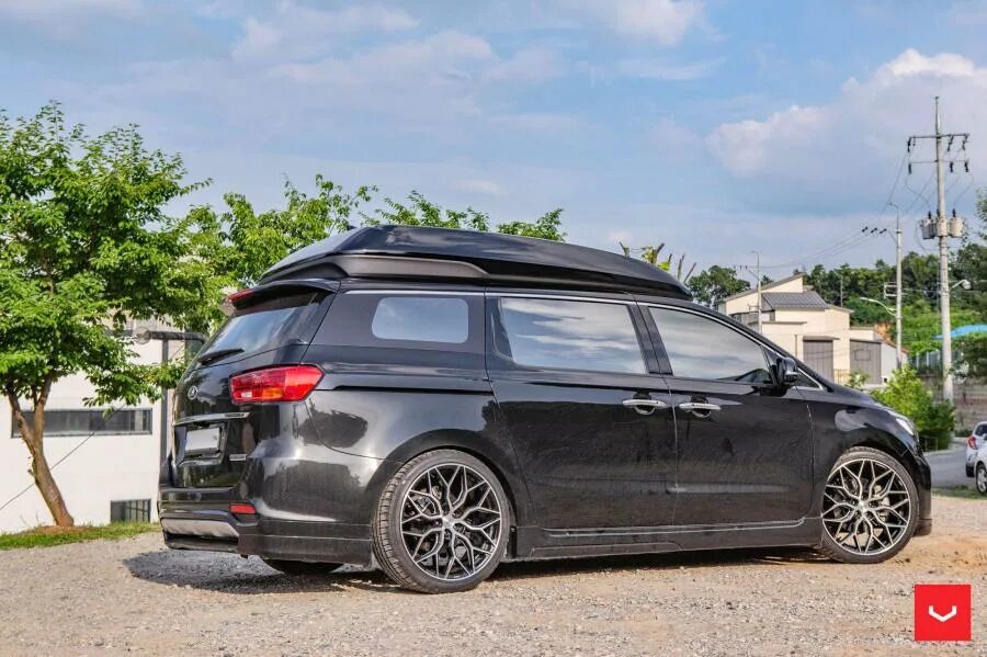 Kia sedona tuning. Kia carnival 2018 tuning. Carnival диски. Kia carnival (3g). Колеса r20 на kia carnival 3.