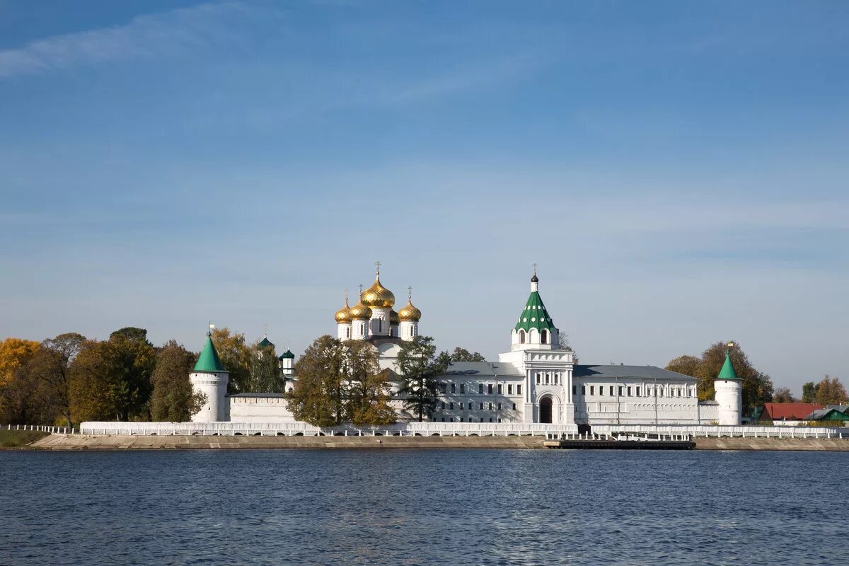 Ипатьевский монастырь сайт. Троицкий Ипатьевский монастырь. Ипатьевский монастырь Кострома. Белокаменный Ипатьевский монастырь в Костроме. Свято-Троицкий Ипатьевский монастырь в Костроме.