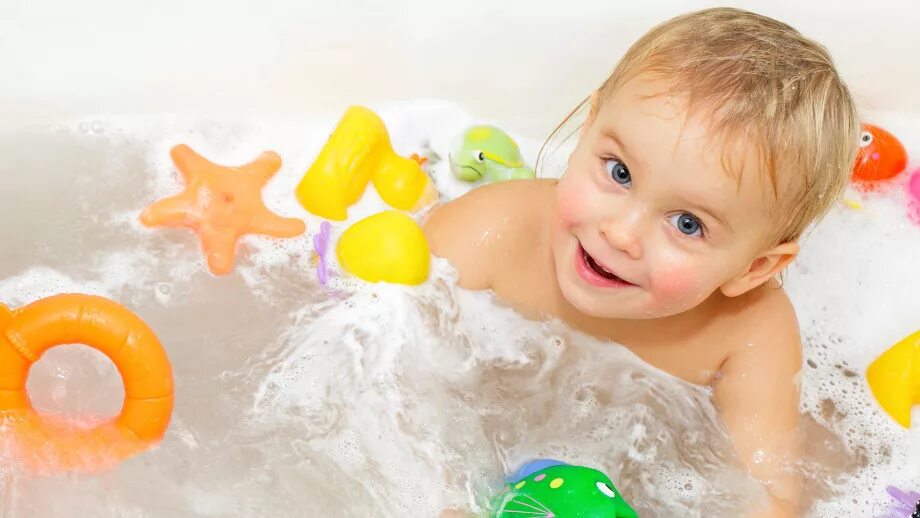 мама моет сына подростка. девочки в ванне. сон мыть сына. дети в ванной с родителями. малыш в ванной.