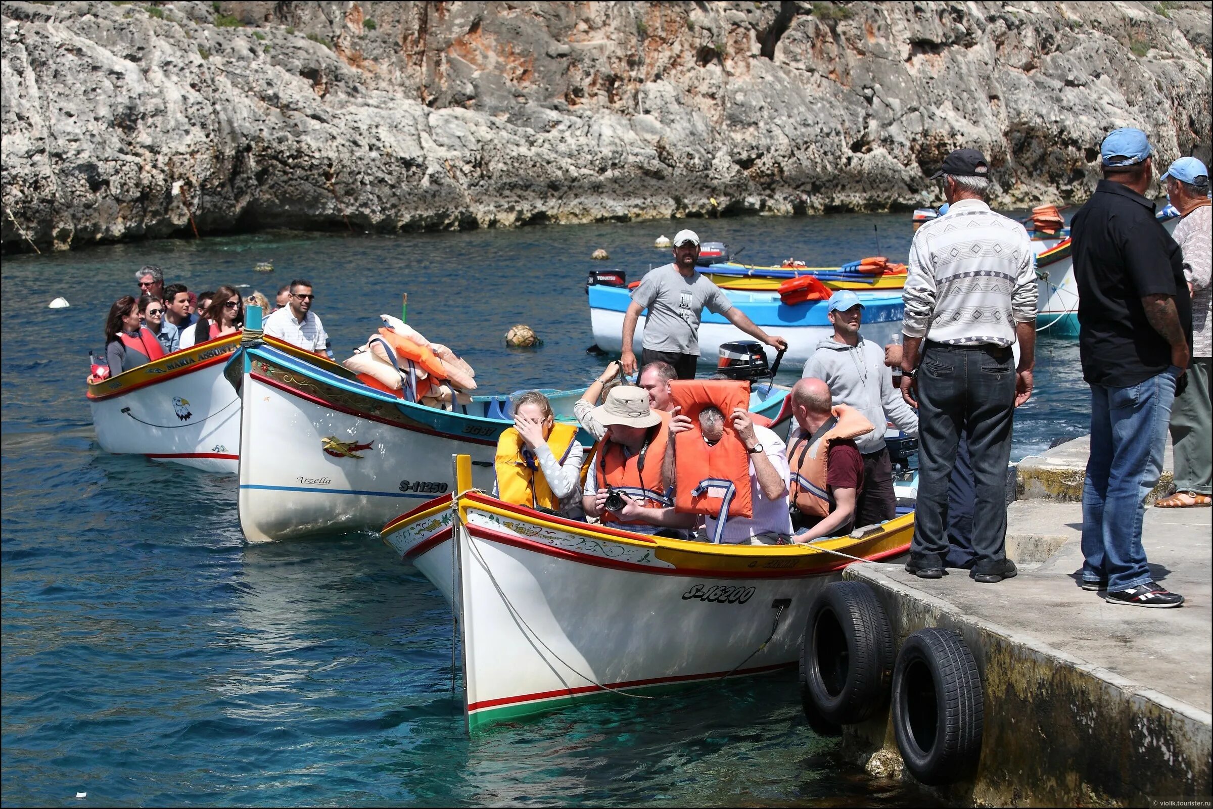 Прогулочный катер катал туристов 3 часа. Катер колхозница прогулочный. Looker 350 катер. Слайдер 180 катер. Теплоход бердянск.