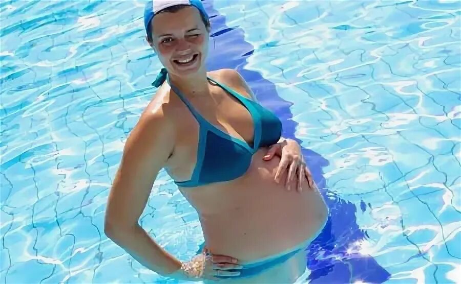 Беременные купаются ванне. Аквааэробика для беременных. Беременные в бассейне. Бассейн для беременных.