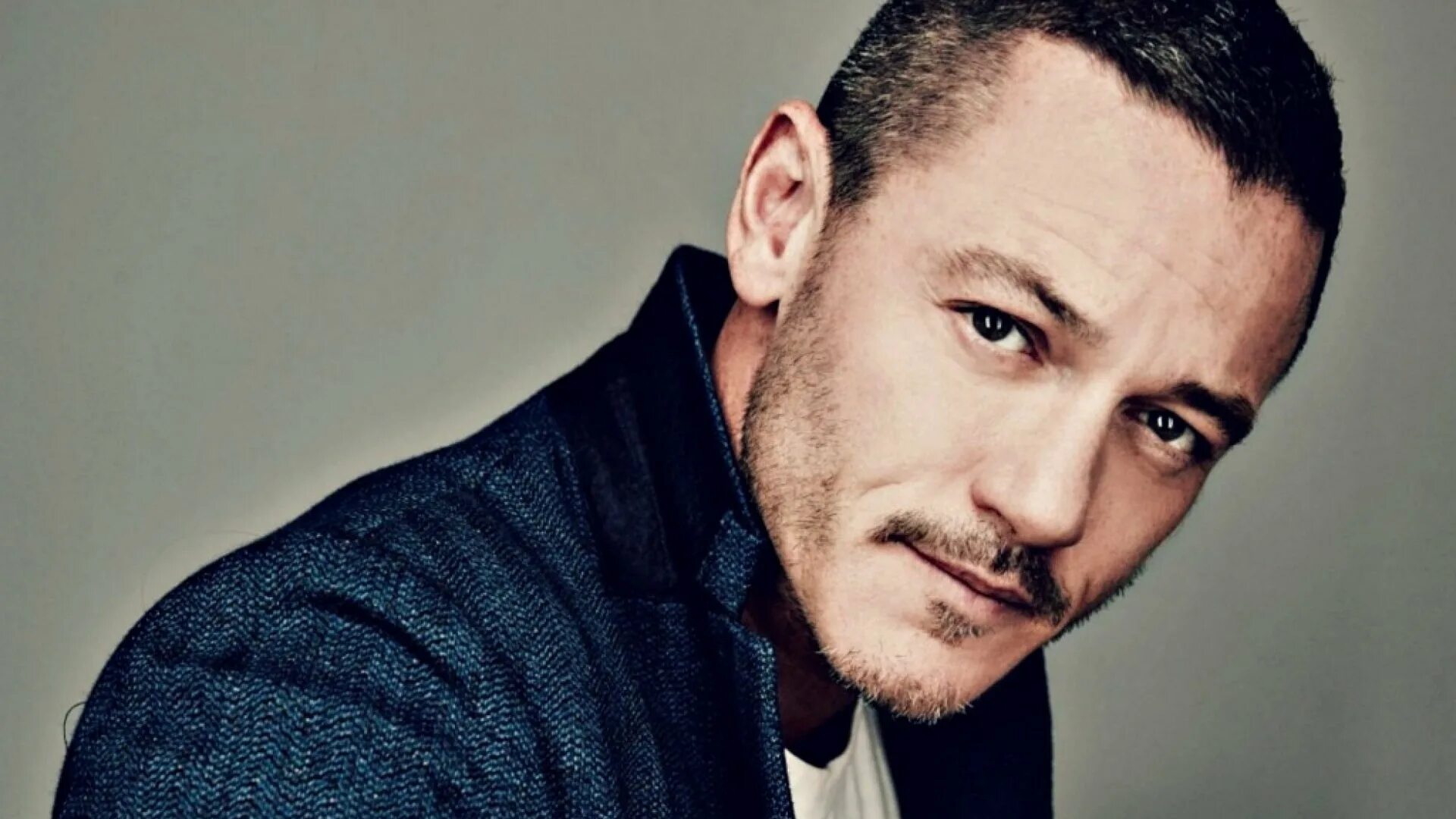 Luke evans. Люк Эванс. Люк Эванс стрижка. Люк Эванс фото. Люк Эванс сейчас.