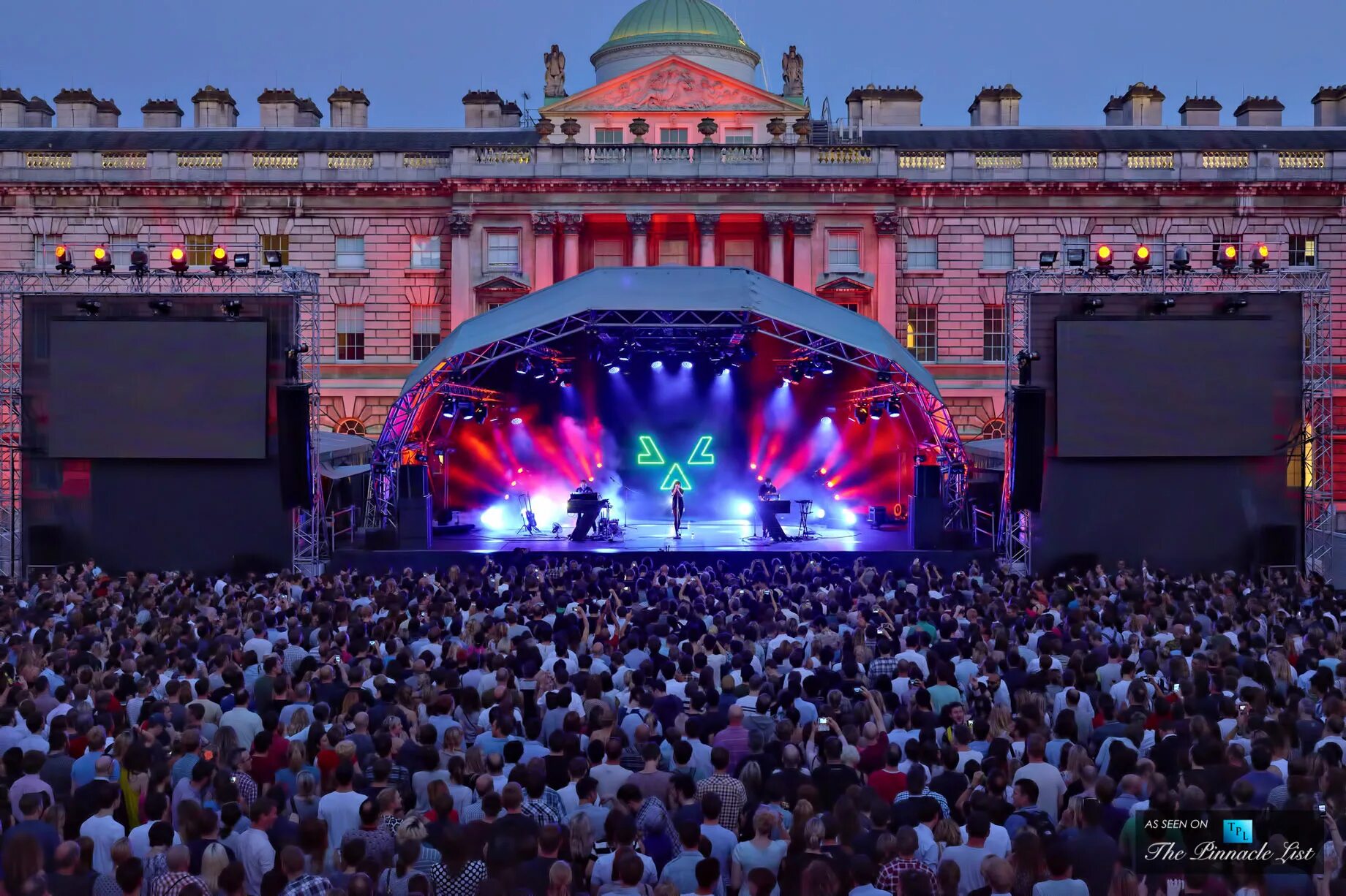 Биг бен лого. Новости лондона газета. Языковая студия london чебоксары. Новогодний парад в великобритании. London event.