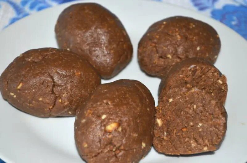 пирожные картошка из сухарей. пирожное картошка из печенья. пирожное из сухарей и сгущенки. пирожные картошка из сухарей. печенье картошка.