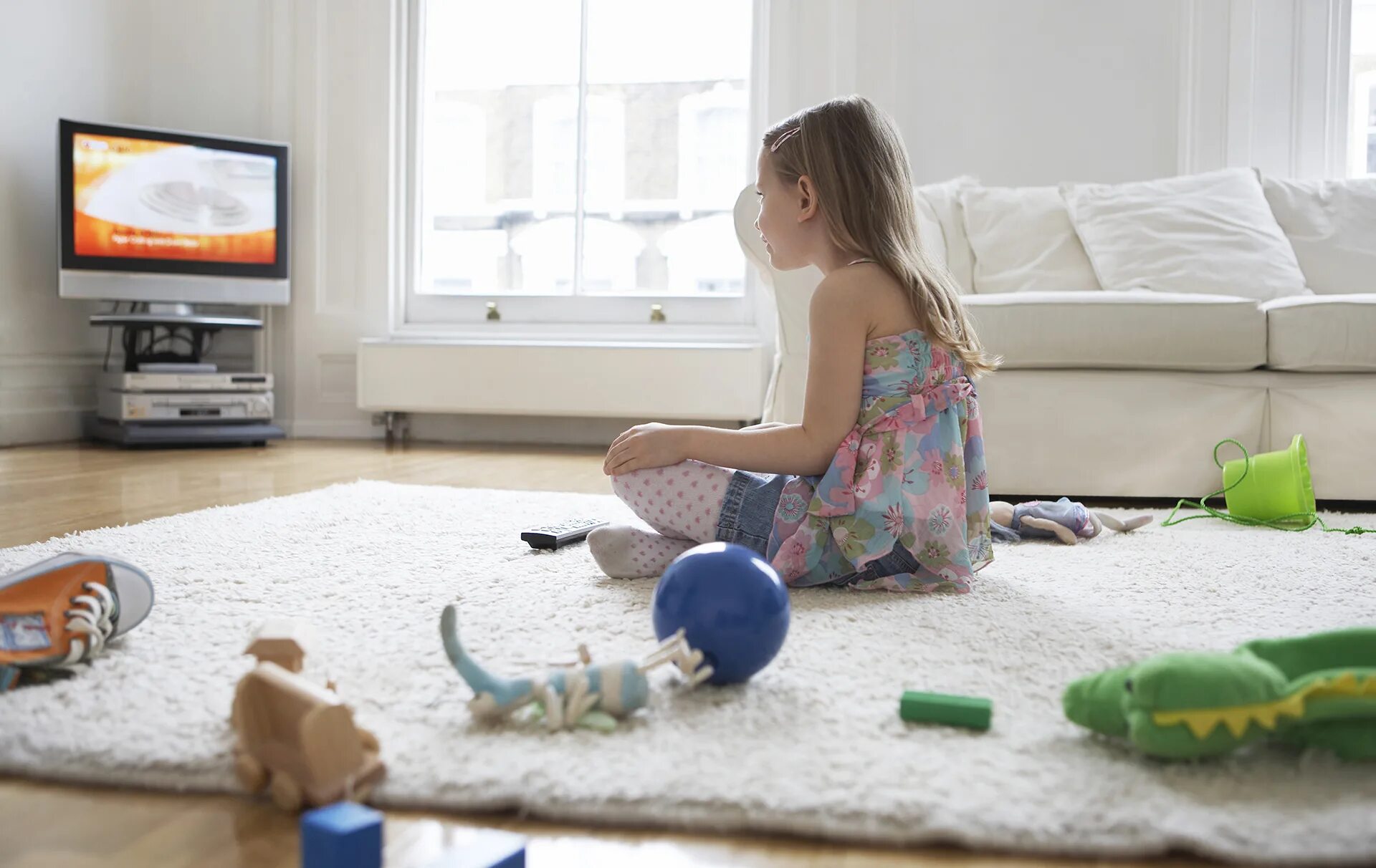 Телевизор для детей. Девочка перед телевизором. Ребенок за телевизором.