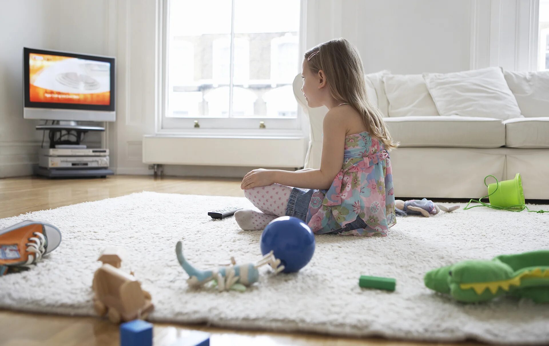 Dad am watching tv. Телевизор для детей. Девочка перед телевизором. Ребенок за телевизором.