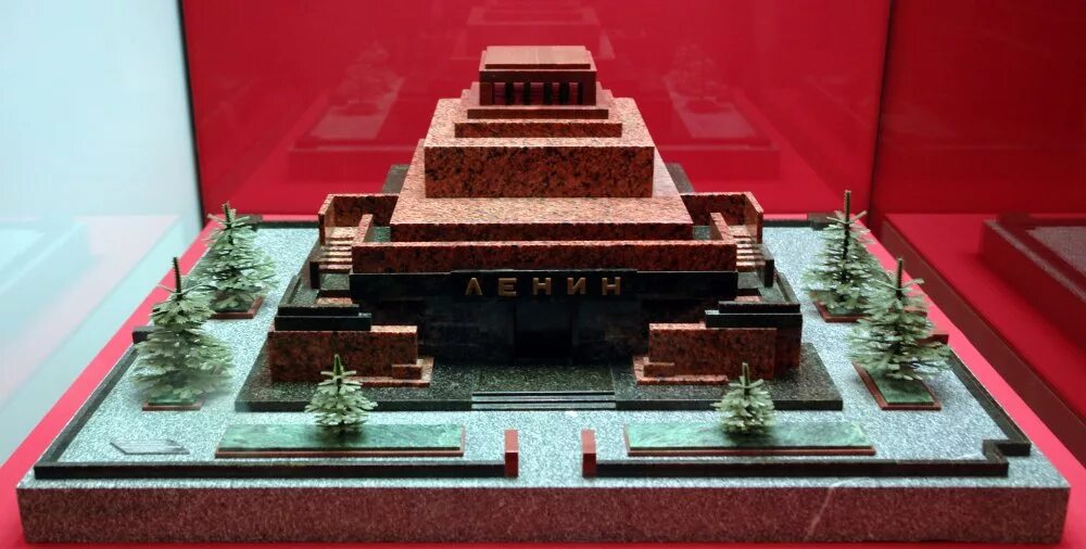 Автор мавзолея ленина. Ленин на красной площади в мавзолее. Мавзолей Ленина 1985. Каменный мавзолей Ленина.