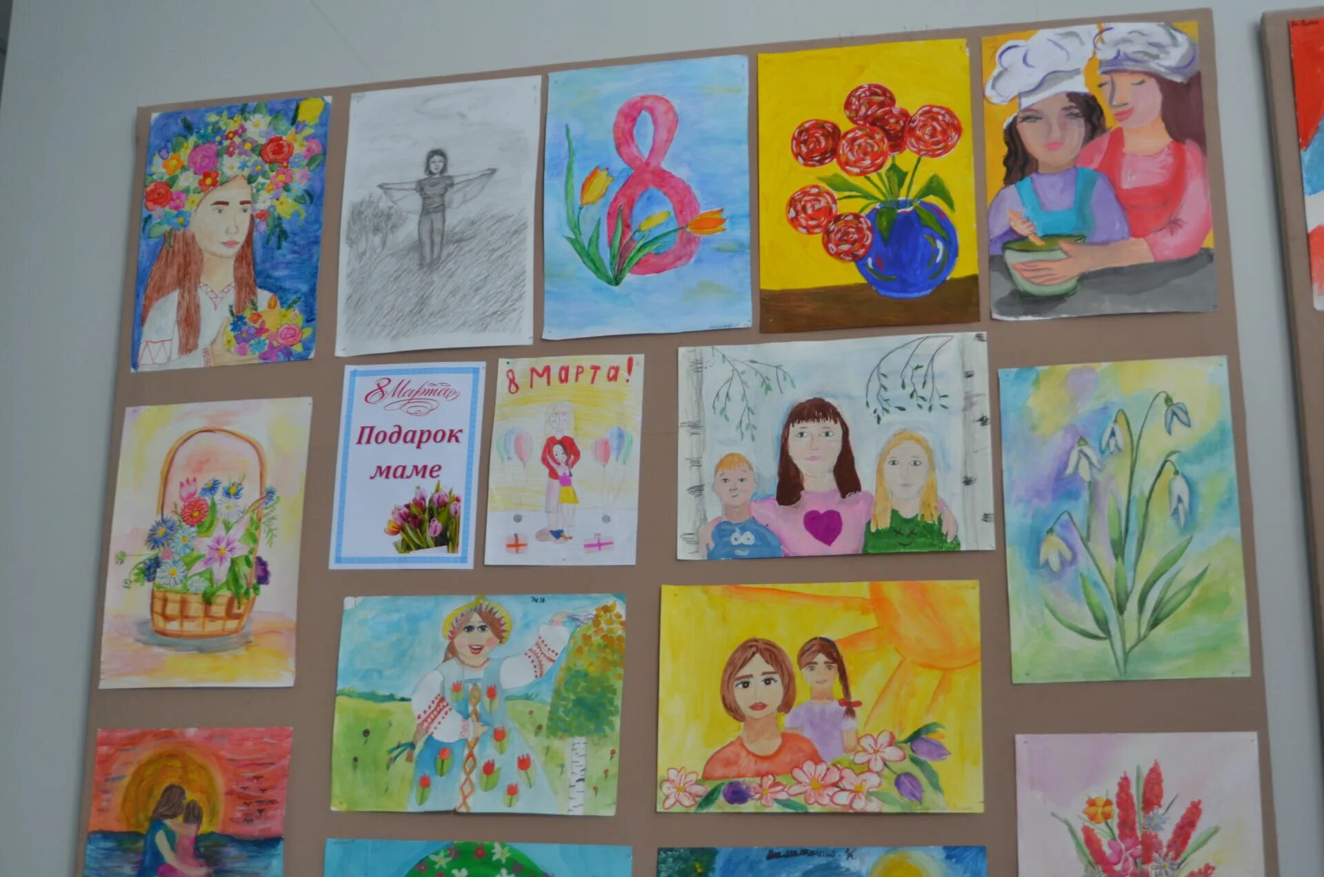 мамин праздник для дошкольников. открытки с воспитателями и детьми. родители и дети клипарт. мама в саду рисунок. ребенок в семье.