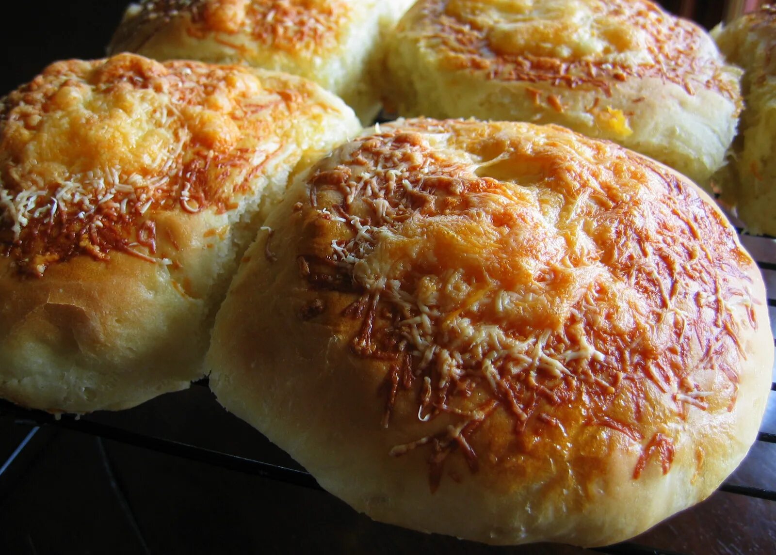 булочки с ветчиной и сыром из дрожжевого теста. сдобные булочки из сыра. булочки с сыром из дрожжевого теста. булочка. пасхальные булочки на дрожжах.