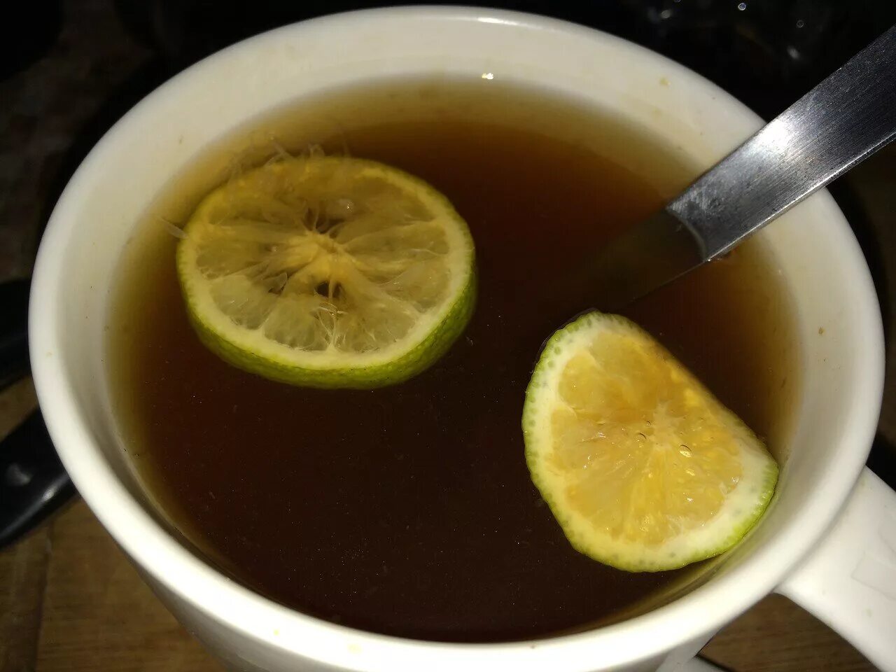 Выпить чаю лимоном. Чай с лаймом. Черный чай с лаймом. Черный чай с лимоном. Кофе с лаймом.