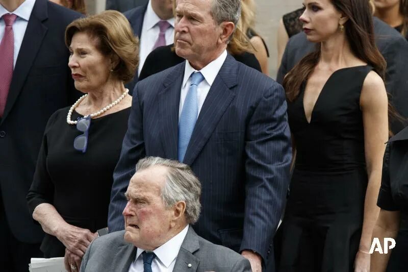Жена буша старшего. Джордж и Барбара Буш. Джордж Буш старший и Барбара Буш. Джордж Буш младший с женой. Барбара Буш жена президента.