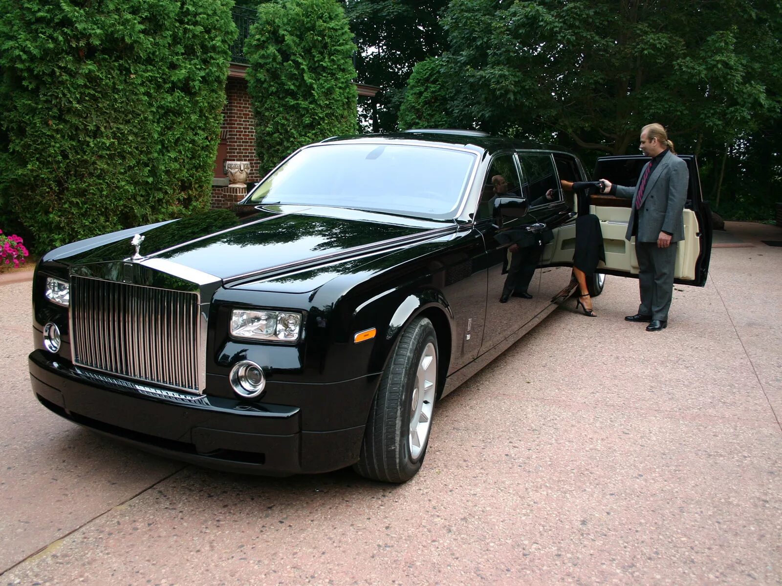 Rolls Royce Phantom лимузин. Rolls Royce Phantom 2004. Rolls Royce Phantom Black Edition. Rolls Royce Phantom 5. Машина ров
