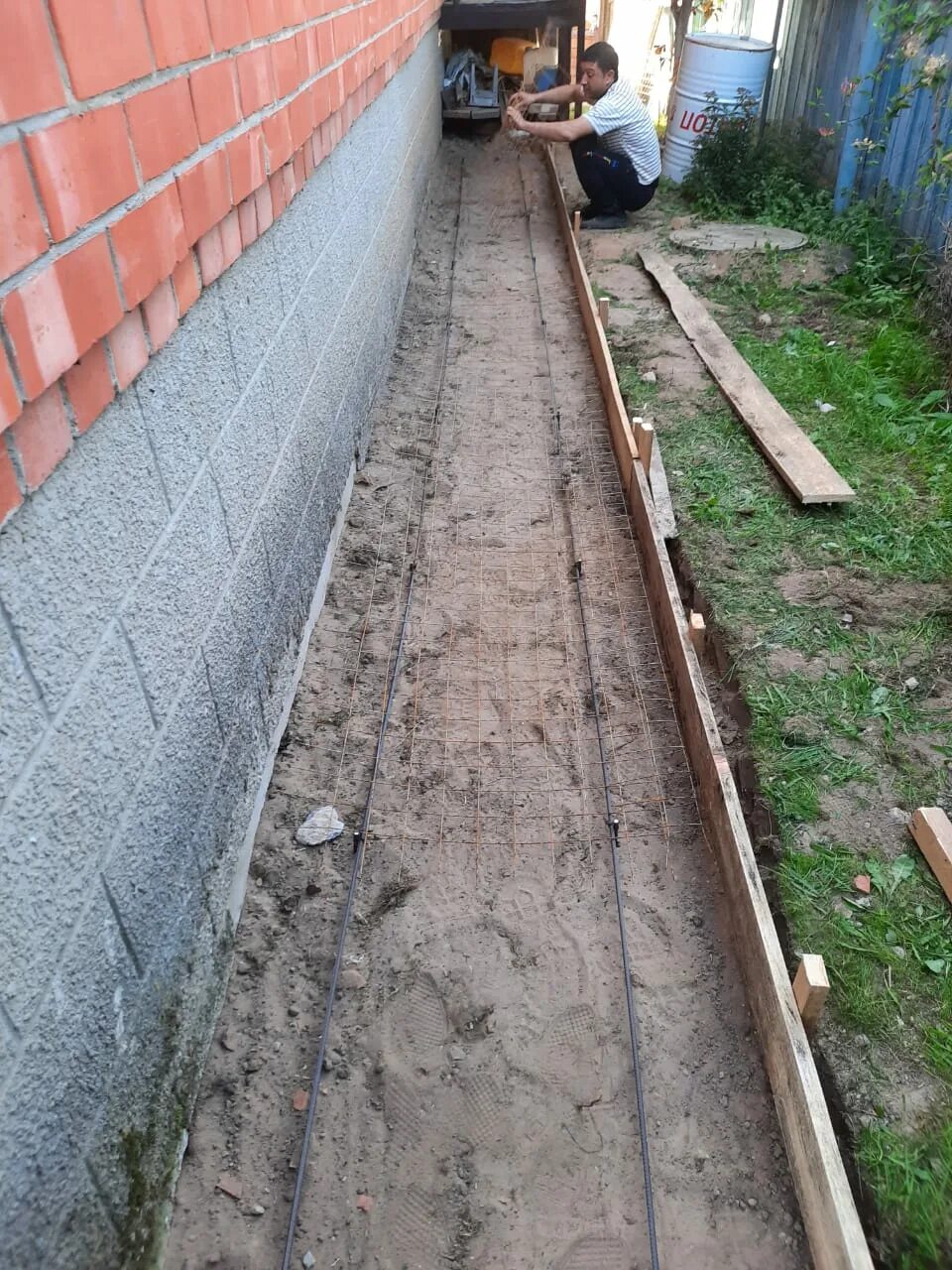 отмостка фундамента. покрасить бетонную отмостку вокруг дома. отмостка вокруг дома работа. отмостка вокруг дома. отмостка вокруг дома.