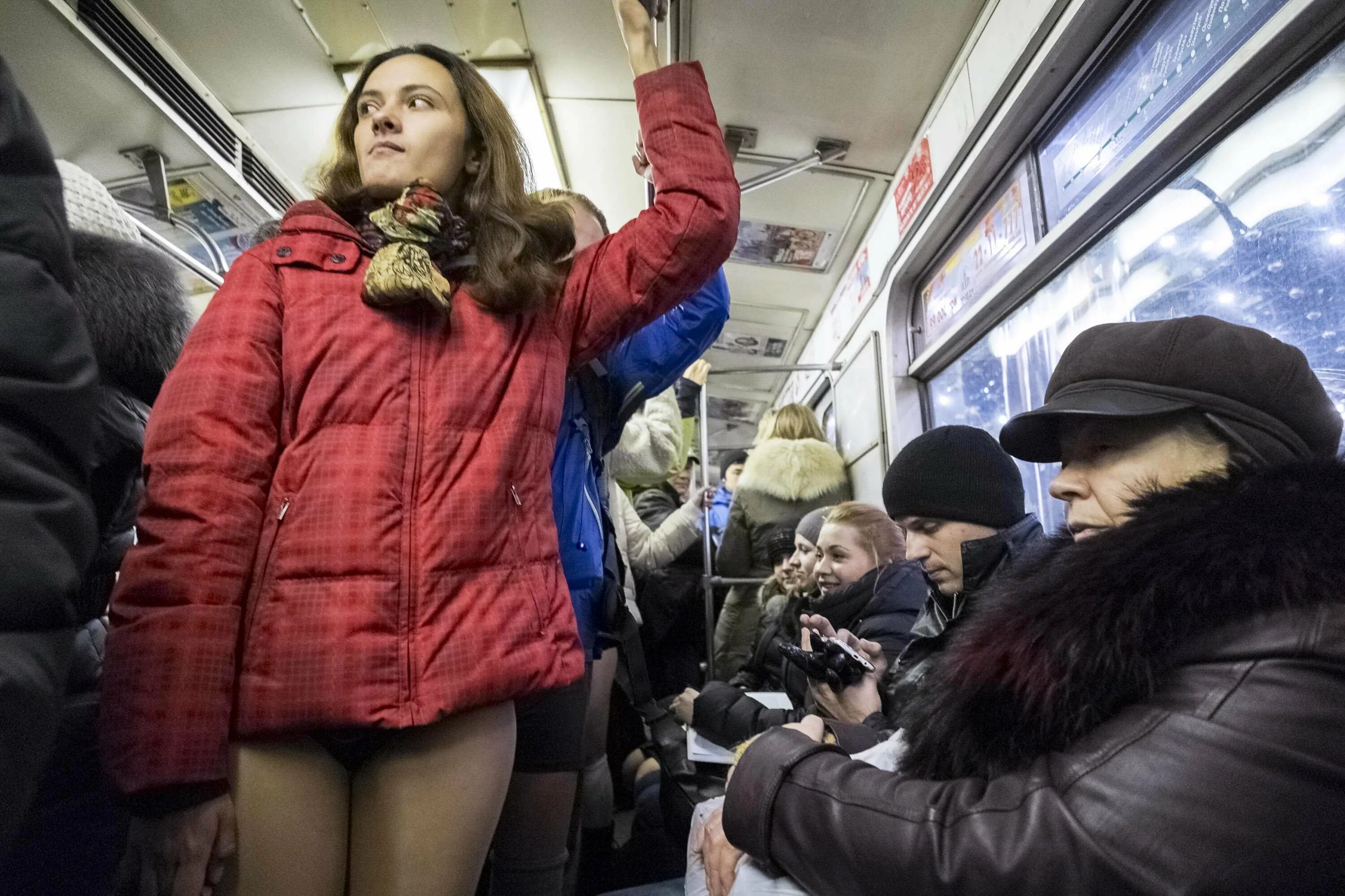 Девушки в метро. В метро без штанов. Красивые женщины без штанов. Женщины без штанов в метро.