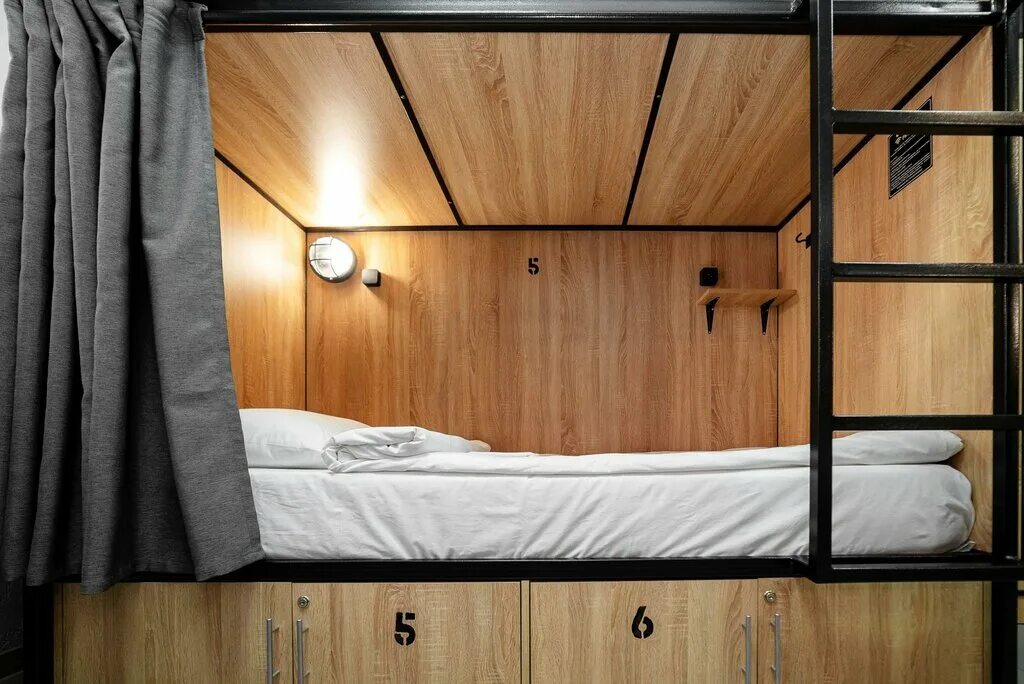Слип хостел. Sleep box hostel привокзальная ул 45 барнаул. sleepbox барнаул хостел. капсульный хостел в барнауле. боксы для хостелов.