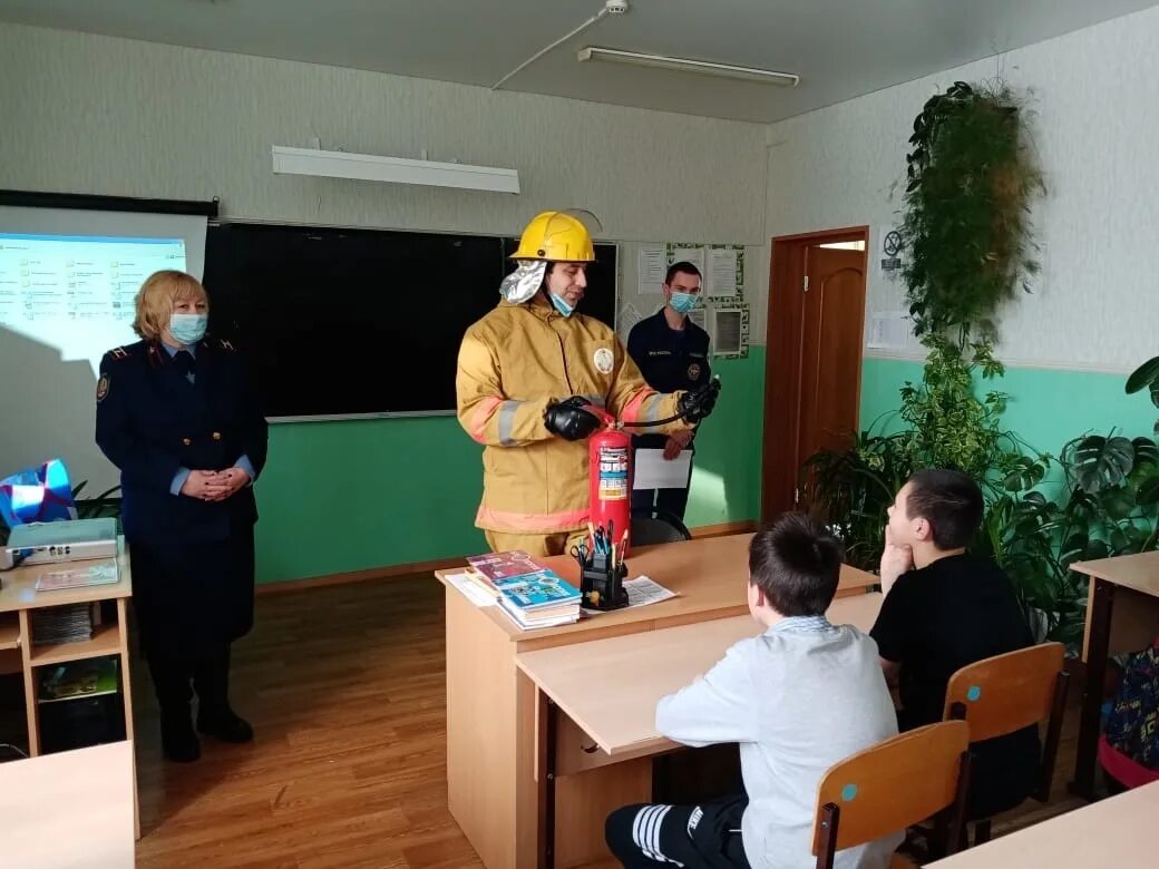 Пожарные в школе. Пожарная безопасность в школе. Пожарник в школе. Пожарный проводить урок в школе.