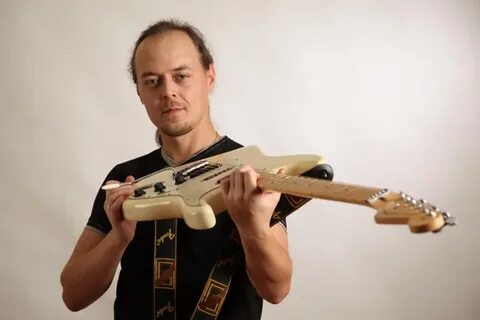 Как зовут гитариста группы