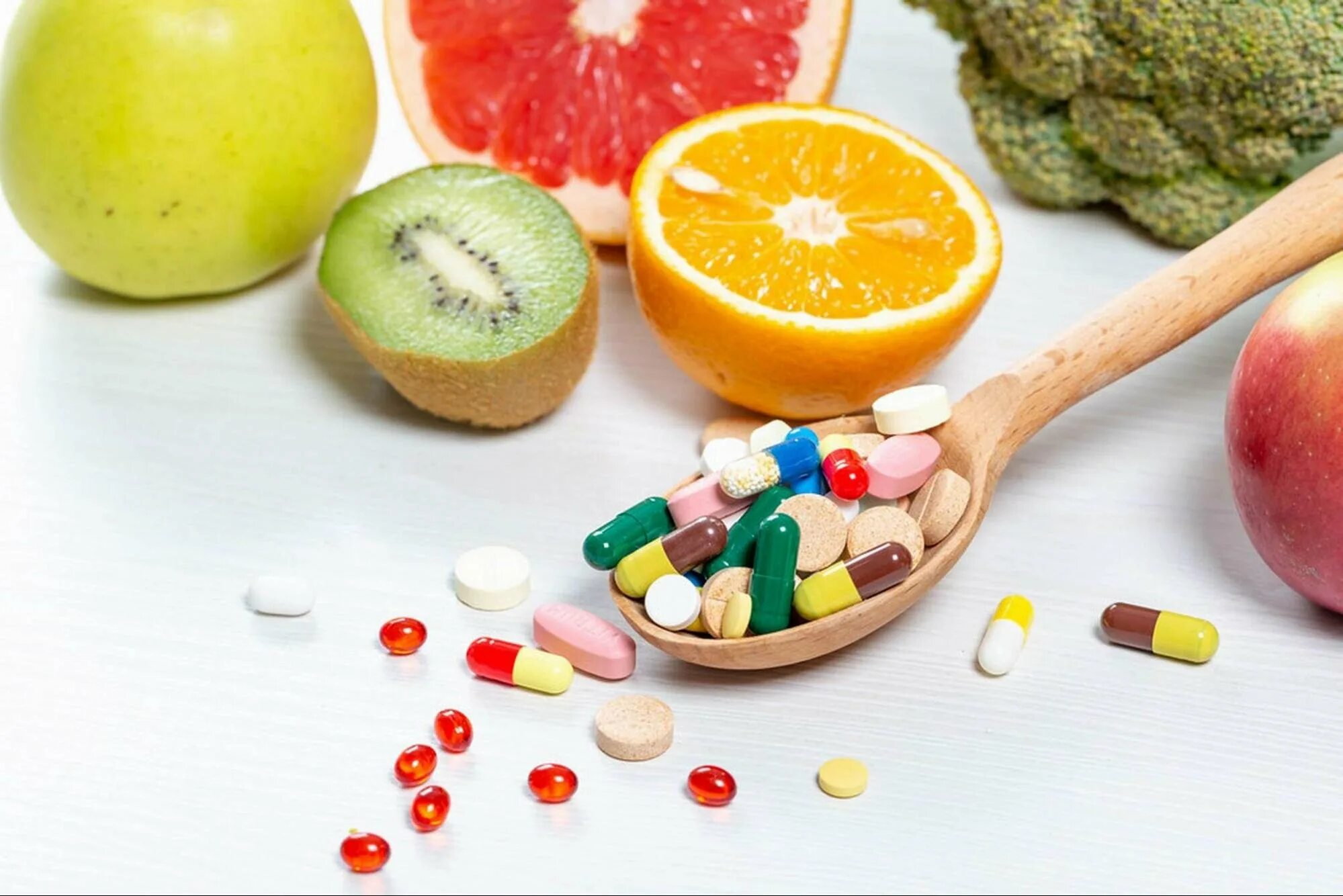 Современные добавки. Витамины. Пищевые и биологически активные добавки. Таблетки и фрукты. Пищевые добавки витамины.
