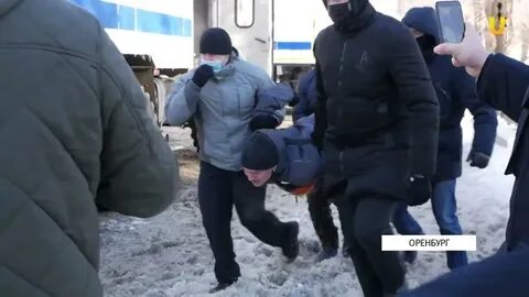 Террориста пытают без штанов