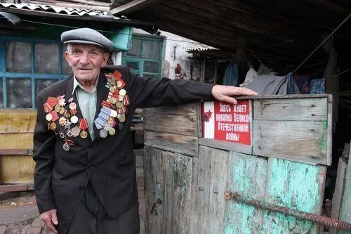 Нищие ветераны. Ветераны в нищете. Нищий ветеран. Нищий ветеран ВОВ.