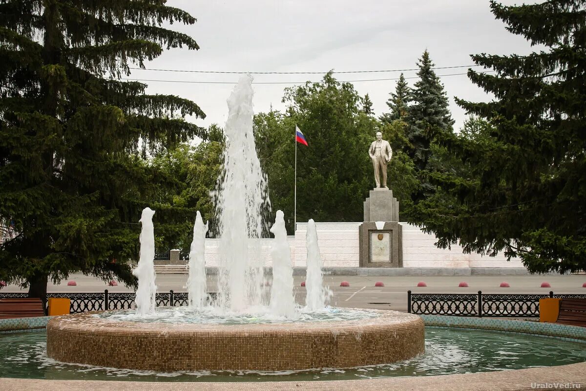 Площадь красных Партизан Копейск. Площадь славы фонтан Копейск. Фонтан на площади красных Партизан Копейск. Копейск центр города.