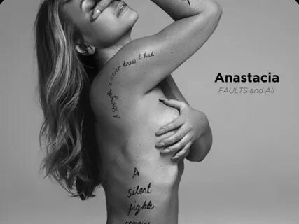 Anastacia mostra cicatrizes.