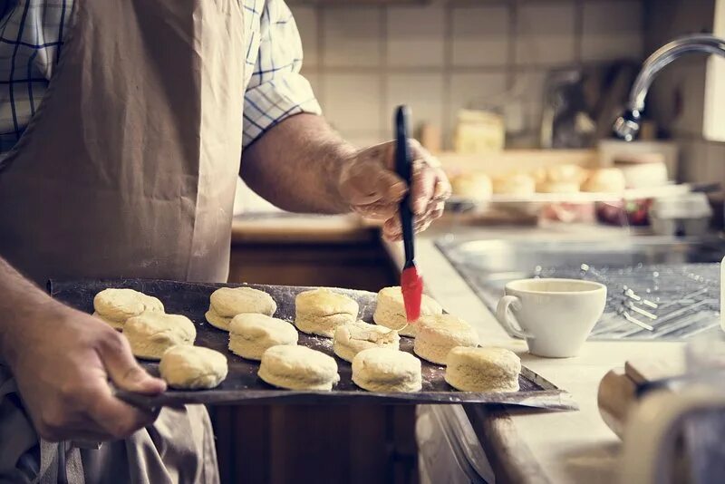 Концепция для чего пекут торт. Baking and Cooking Concept. Человек готовит блины Shutterstock.