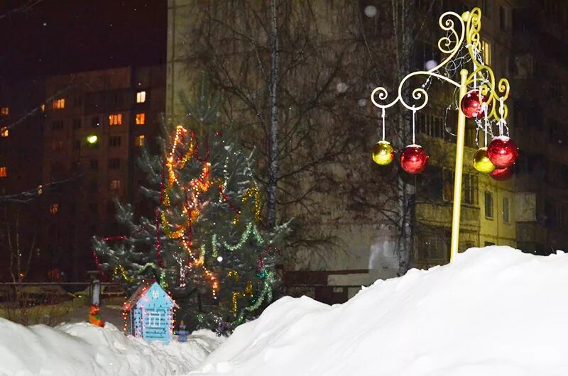 Новый год в школе на улице. Украшение территории к новому году. украшение детского сада к новому году на улице. новогоднее украшение дворовой территории. украшение улицы на новый год в детском саду.