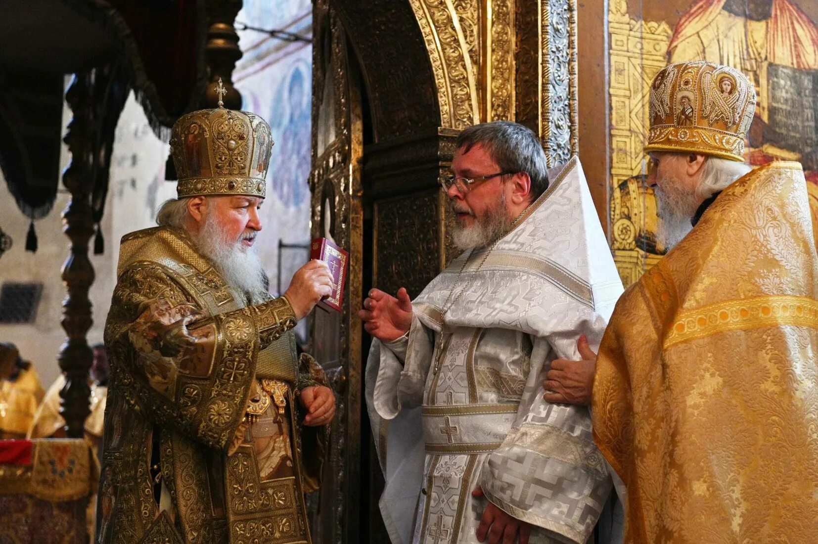 святитель иов патриарх московский и всея. патриарх кирилл успенский собор. служба патриарха алексия второго 90 е успенский собор кремля. патриарх кирилл в успенском соборе кремля. мощи ермогена в успенском соборе кремля.