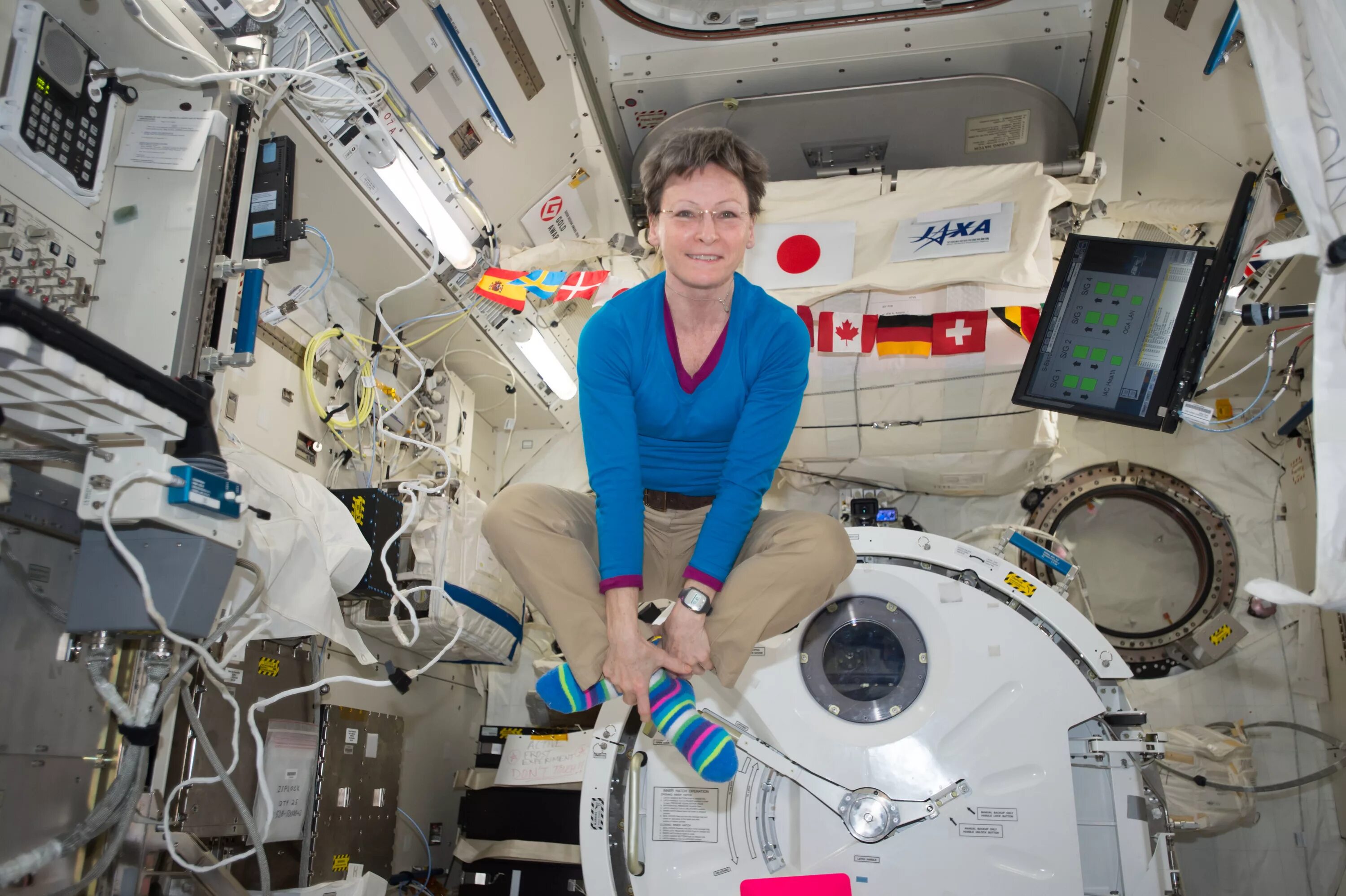 55 космических лет. Пегги Уитсон астронавт. Кэтрин Хайр астронавт. Космонавты на космической станции. Женщины на орбитальной станции.
