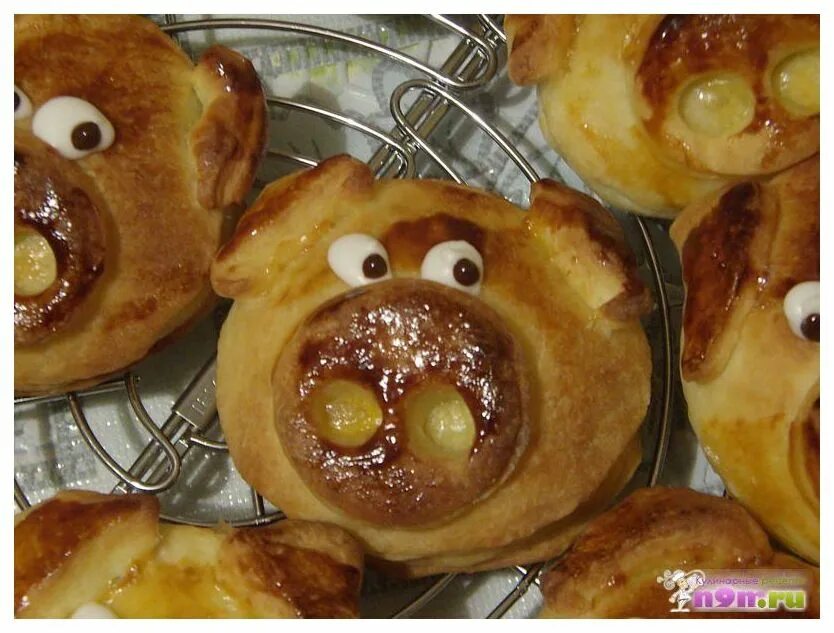 булочка. пирог веселы. забавные булочки. мемы про пироги. необычная выпечка.