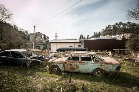 Брошенная машина на дороге