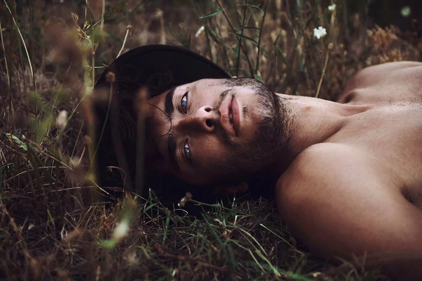 Парни на озере. Спортивный парень на природе. Влюбленные на природе. Фотосессия в лесу. Человек сидит на траве.