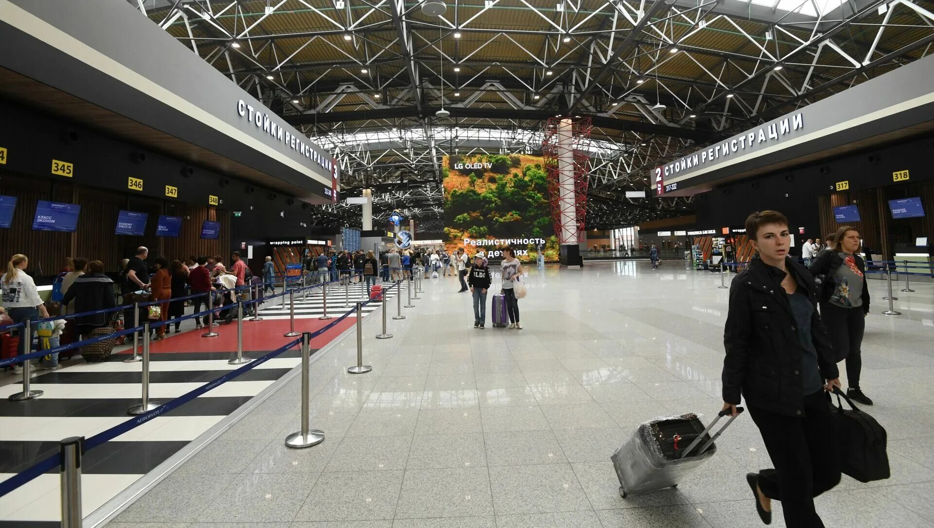 Шереметьево терминал в сегодня. Аэропорт москва шереметьево. москва aeroport sheremetyevo. москва аэропорт шереметьево терминал в. аэропорт шереметьево внутри.