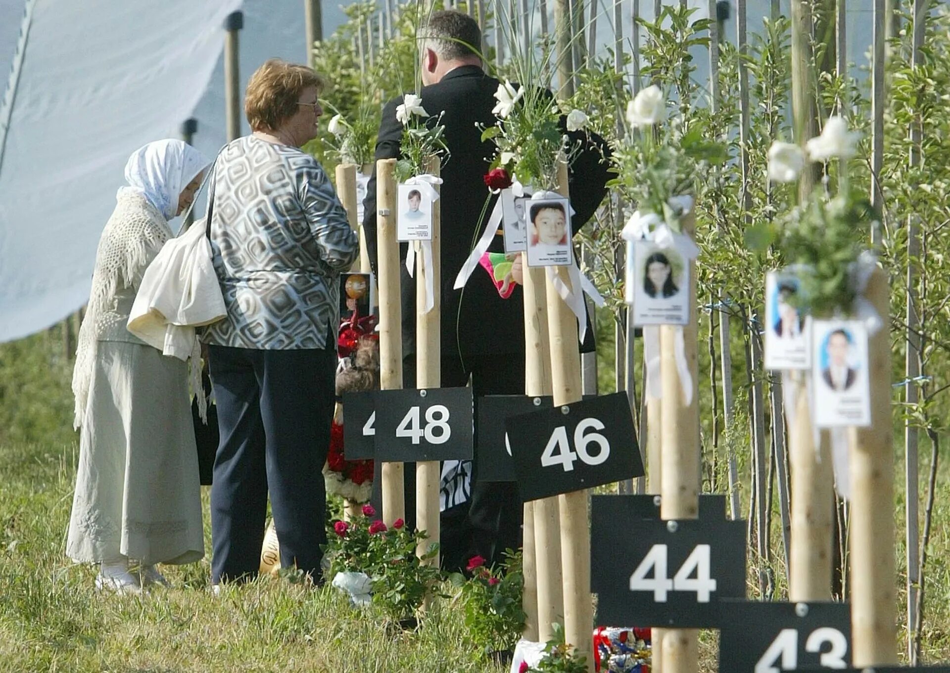 Катастрофа над Боденским озером в 2002. Авиакатастрофа над Боденским озером. Трагедия над Боденским озером памятник. Авиакатастрофа 2002 над Боденским озером Калоев.