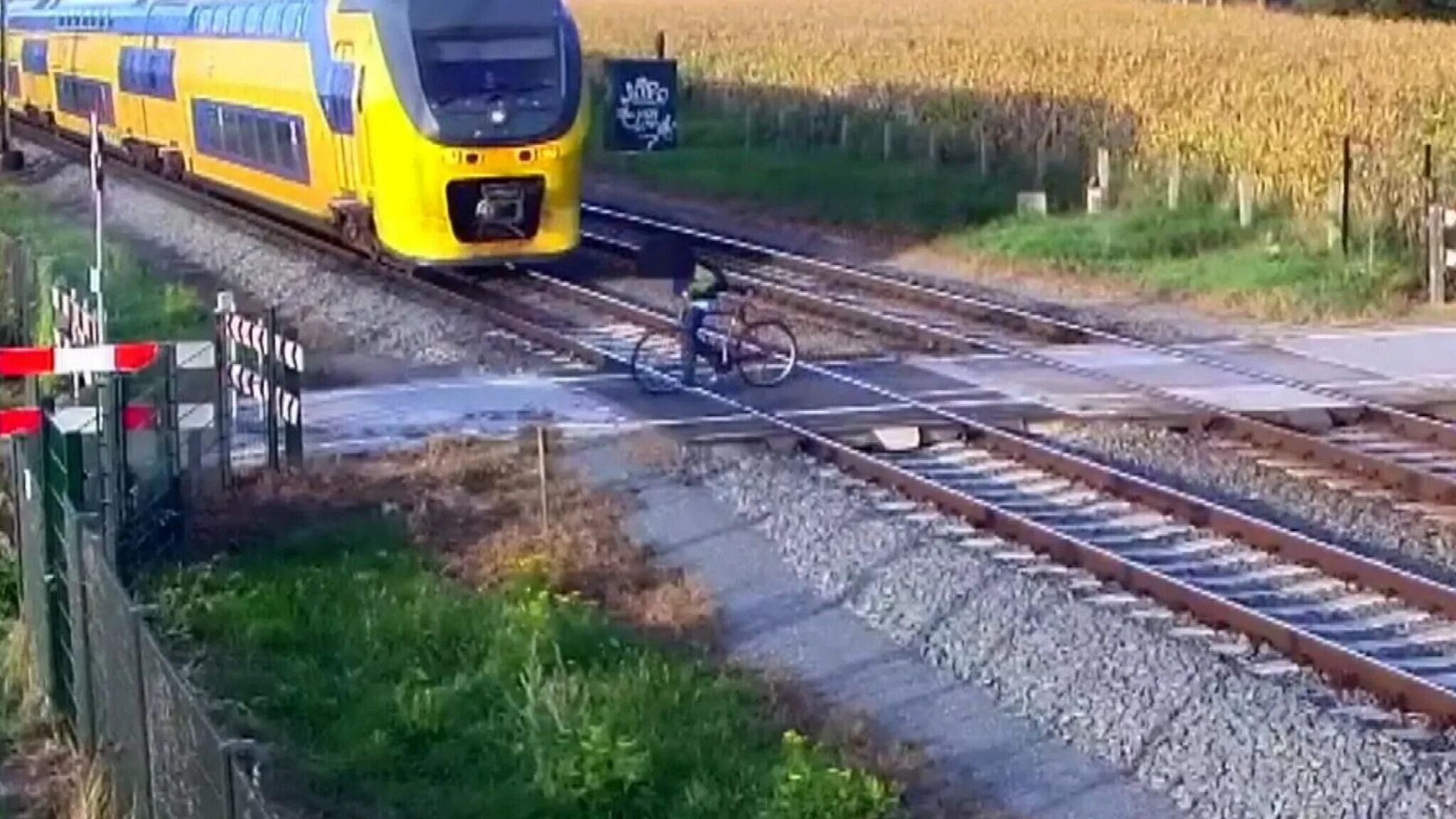 Не заметила поезд. Электропоезд приближается. Вело поезд. Поезд пересекает канал. Поезд из велосипеда.