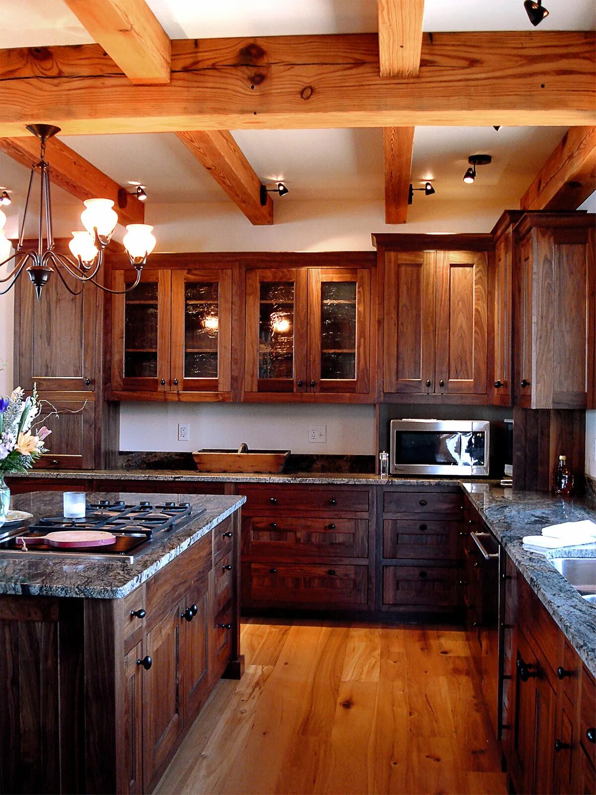 Деревянная кухня темная. Кухня в деревянном доме. Деревянная стена на кухне. Красивая кухня в деревянном доме. Деревянный потолок на кухне.