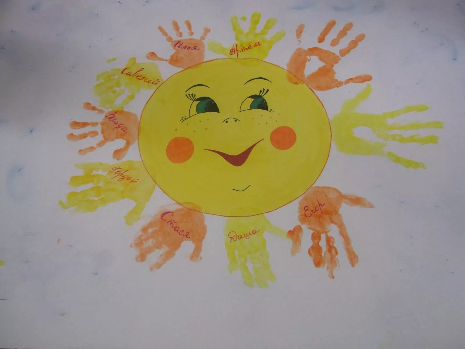 Рисование в первой младшей группе солнышко. Рисование ладошками. Рисование ладошками солнышко. Солнышко на ладошке. Солнце ладошками рисование.