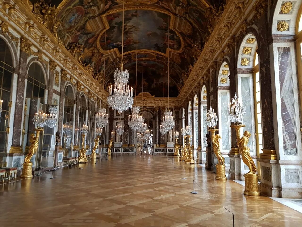 Версаль под. Версальский дворец Версаль Барокко. Зеркальная галерея Версальского дворца. Дворец Версаль Франция внутри. Версальский дворец во Франции Людовик 14.