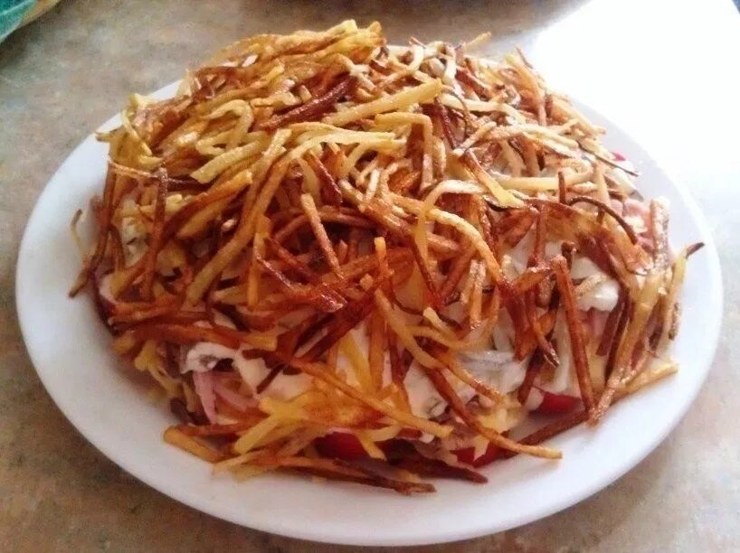 Салат с жареной картошкой сверху. Салат с жареным картофелем соломкой. салат с жареной картошкой. салат с картофельной соломкой фри. салат с жареным картофелем фри.