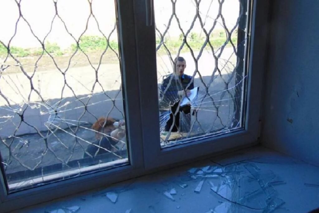 Ученик разбил стекло в школе какая ответственность. Разбитое окно. Разбитые окна. Разбитое пластиковое окно. Разбитые окна на первом этаже.