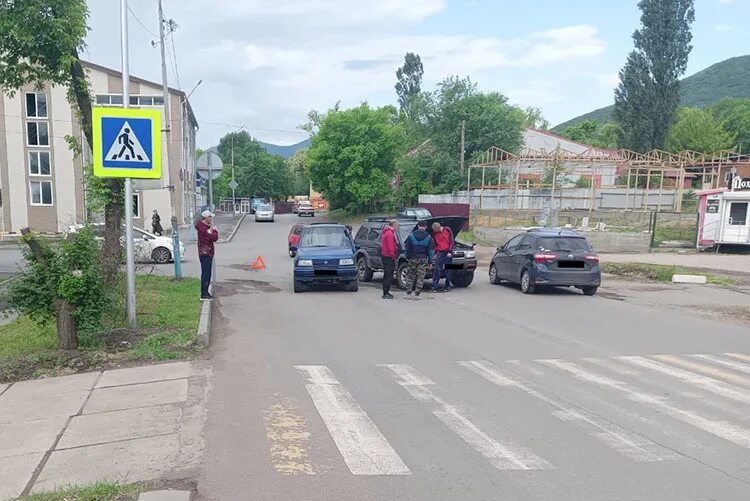 Цветы партизанск. Город Партизанск Приморский край. Улицы Партизанска. Город Партизанск Приморский край улица Бестужева. Парикмахерская Партизанск Приморский край.