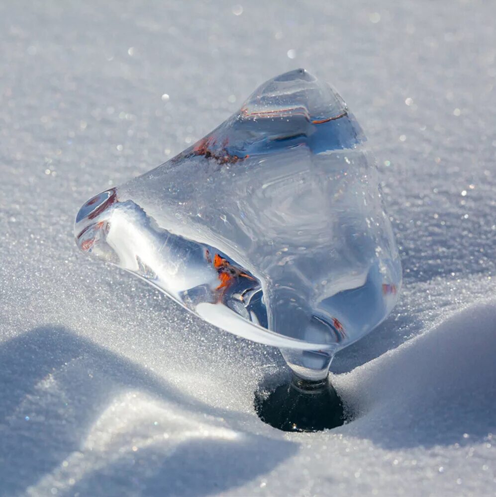 Лед снизу. Кристально чистый лед Байкала. Озеро Байкал лед. Льдинка Байкал. Бирюзовый лёд озера Байкал.