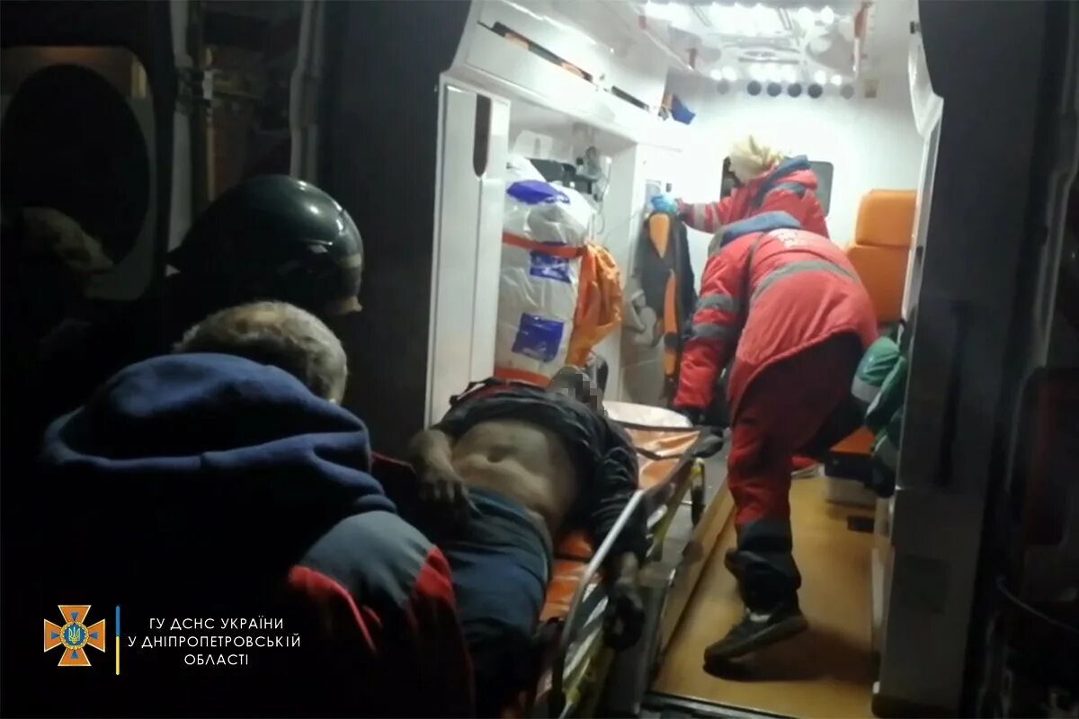 Ожоги при пожаре. Спасение людей на пожаре. пожарные на пожаре спасают. бытовые пожары. спасение пострадавших с верхних этажей.