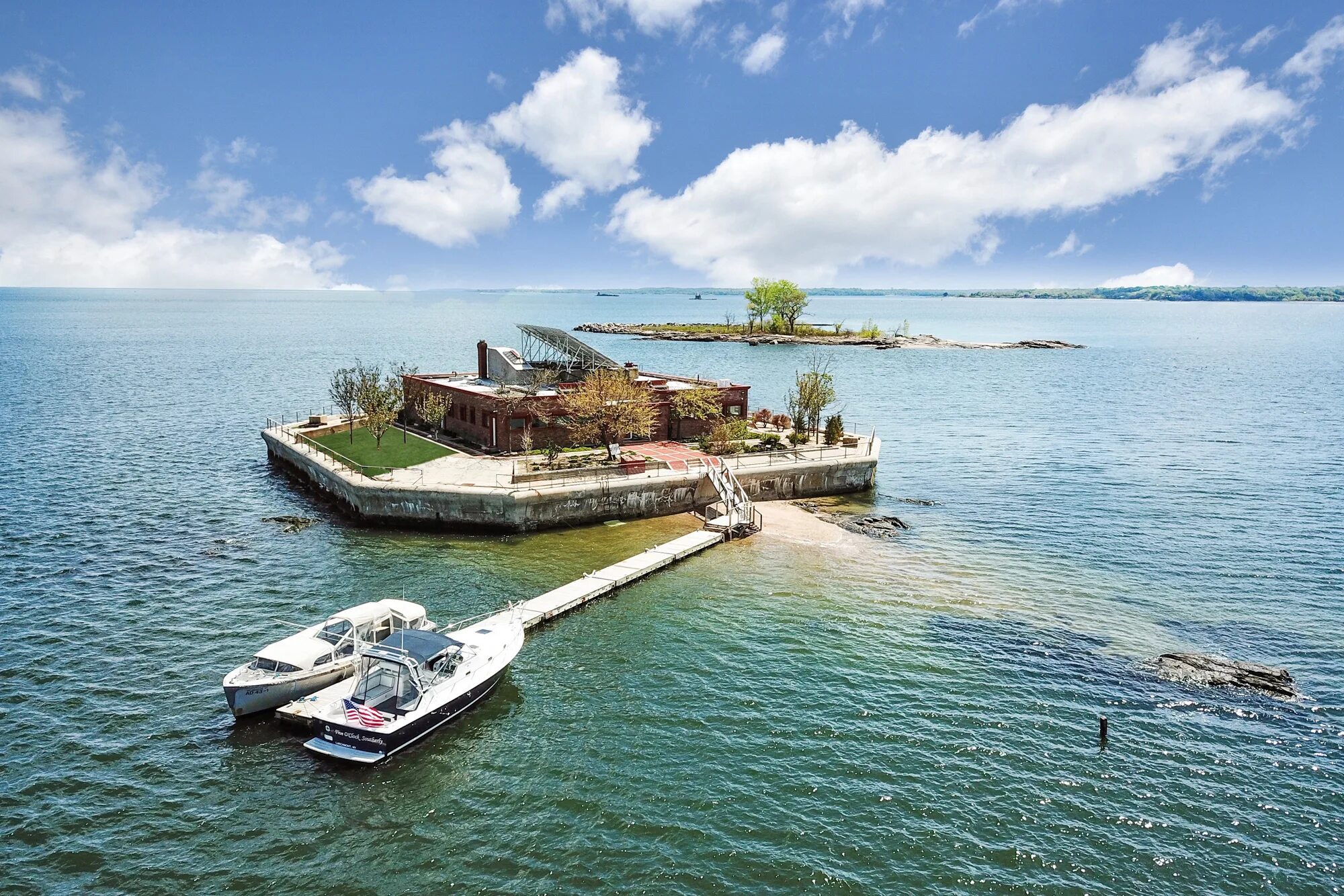 Just island. Лонг-Айленд (остров). Остров Сидар Айленд. Остров Роббинс Нью-Йорк. Остров возле Нью Йорка.