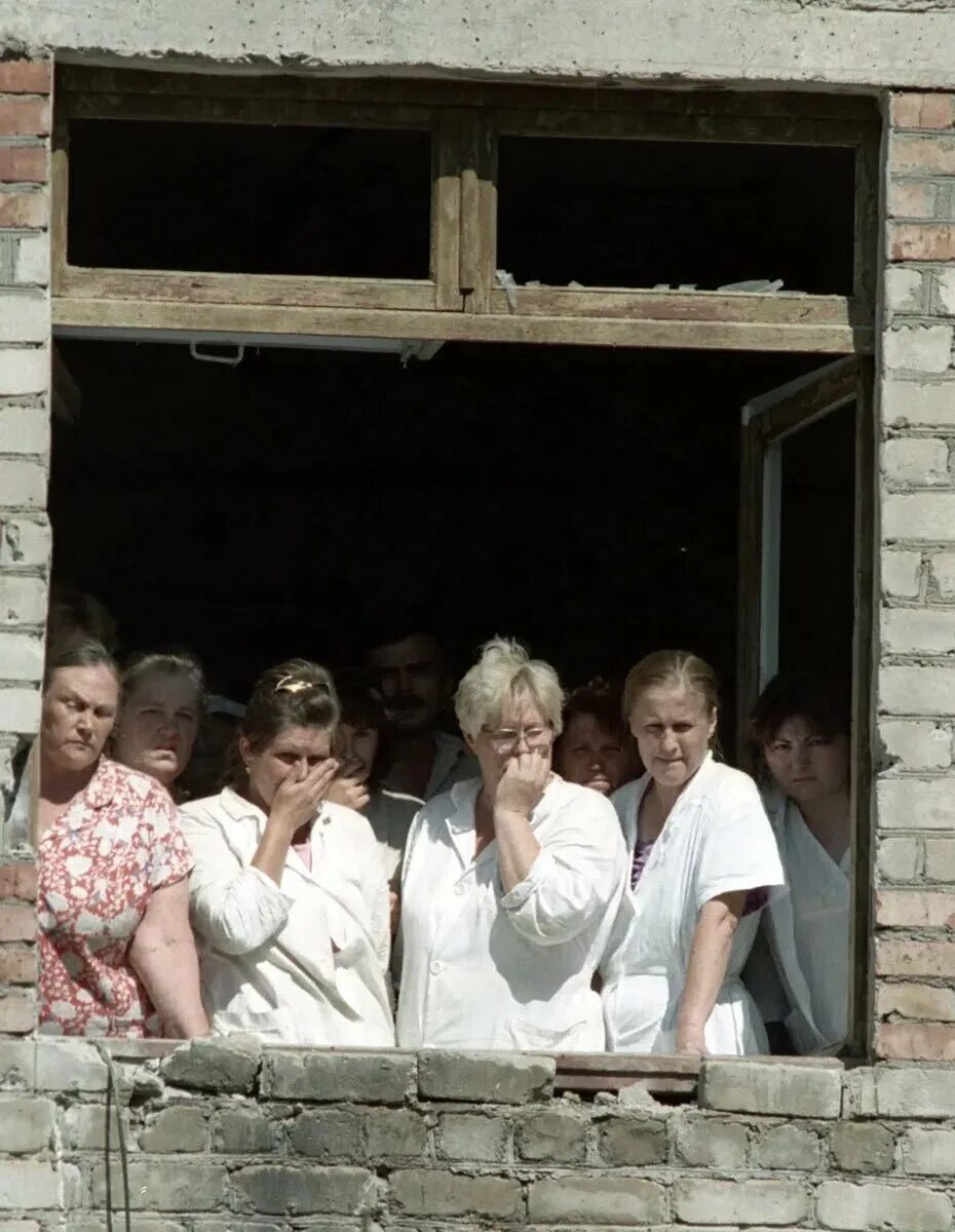 Басаев захват больницы буденновск. 1 июня 1995 года. Басаев захват больницы буденновск. 14 июня 1995 года – буденновск, захват больницы. Буденновске теракт в буденновске 1995.