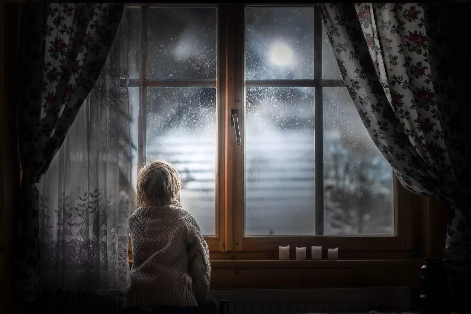 дождь в окне. дома ждет холодная. котенок ждет у окна. на улице мороз котики. дома ждет холодная.